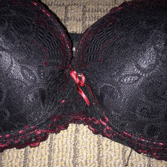 Black and Red Laced Bra - Picture 4 of 9
